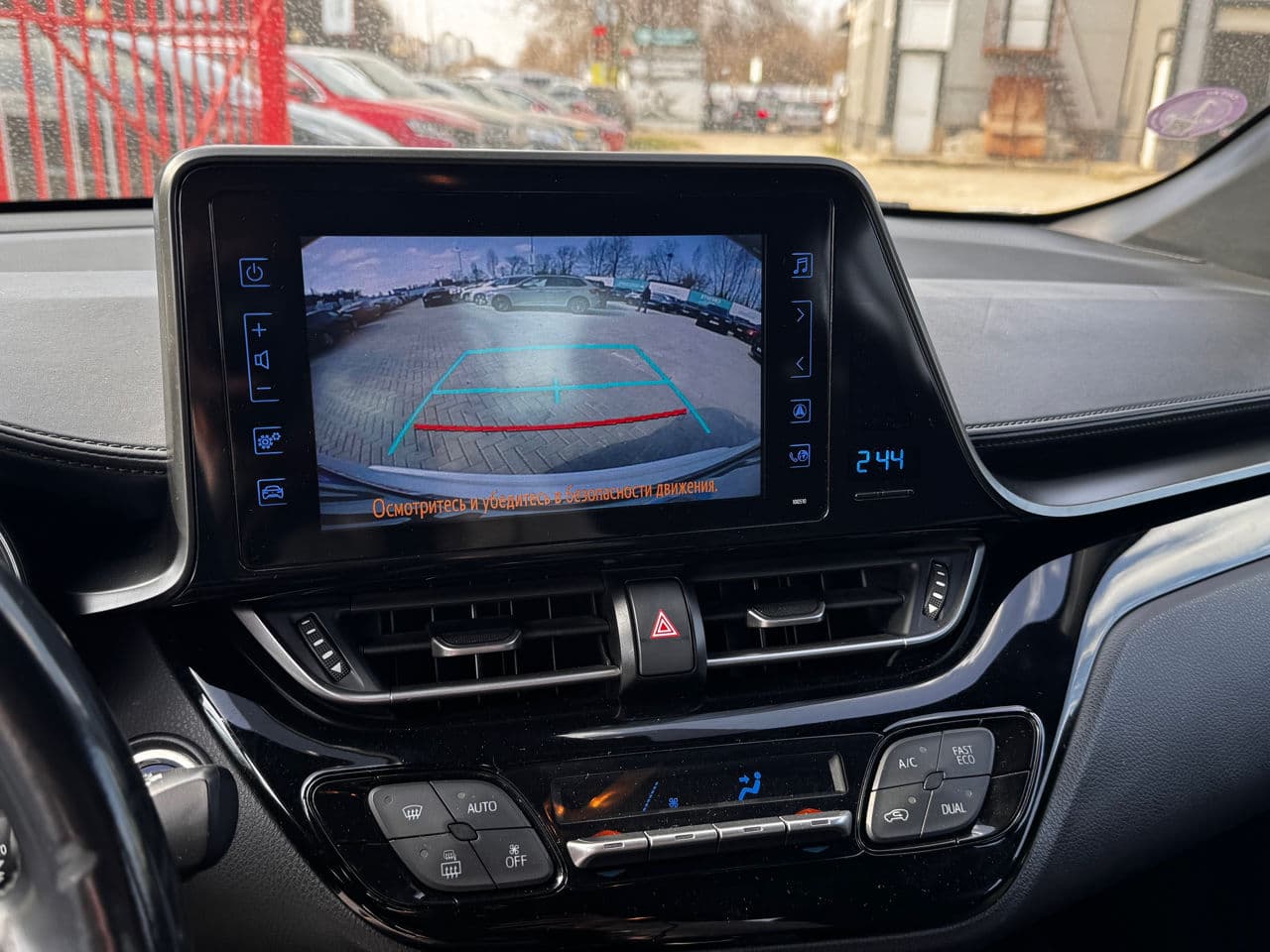 Toyota C-HR 2018 — Миниатюра 10