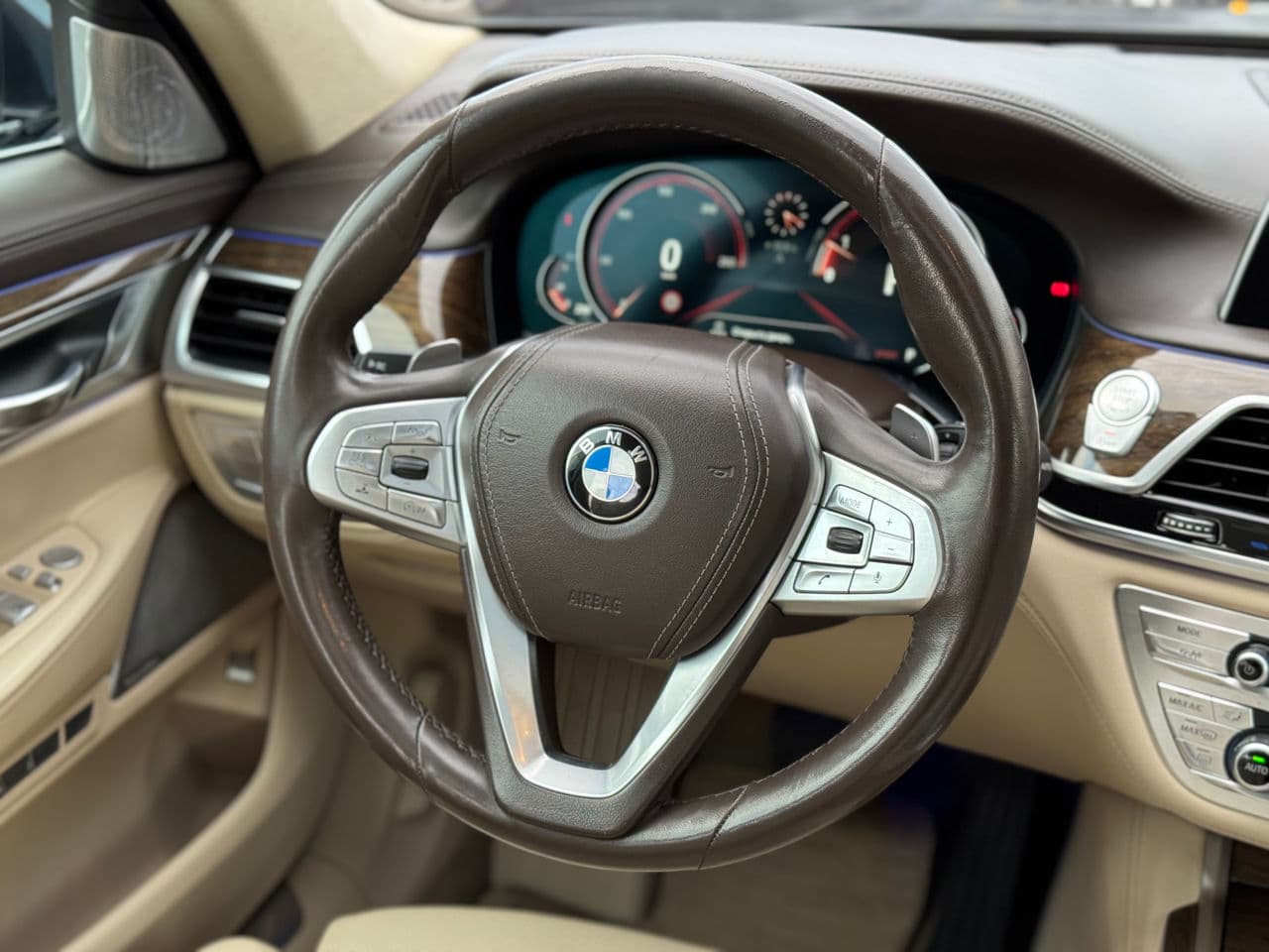 BMW 750 2016 — Миниатюра 10
