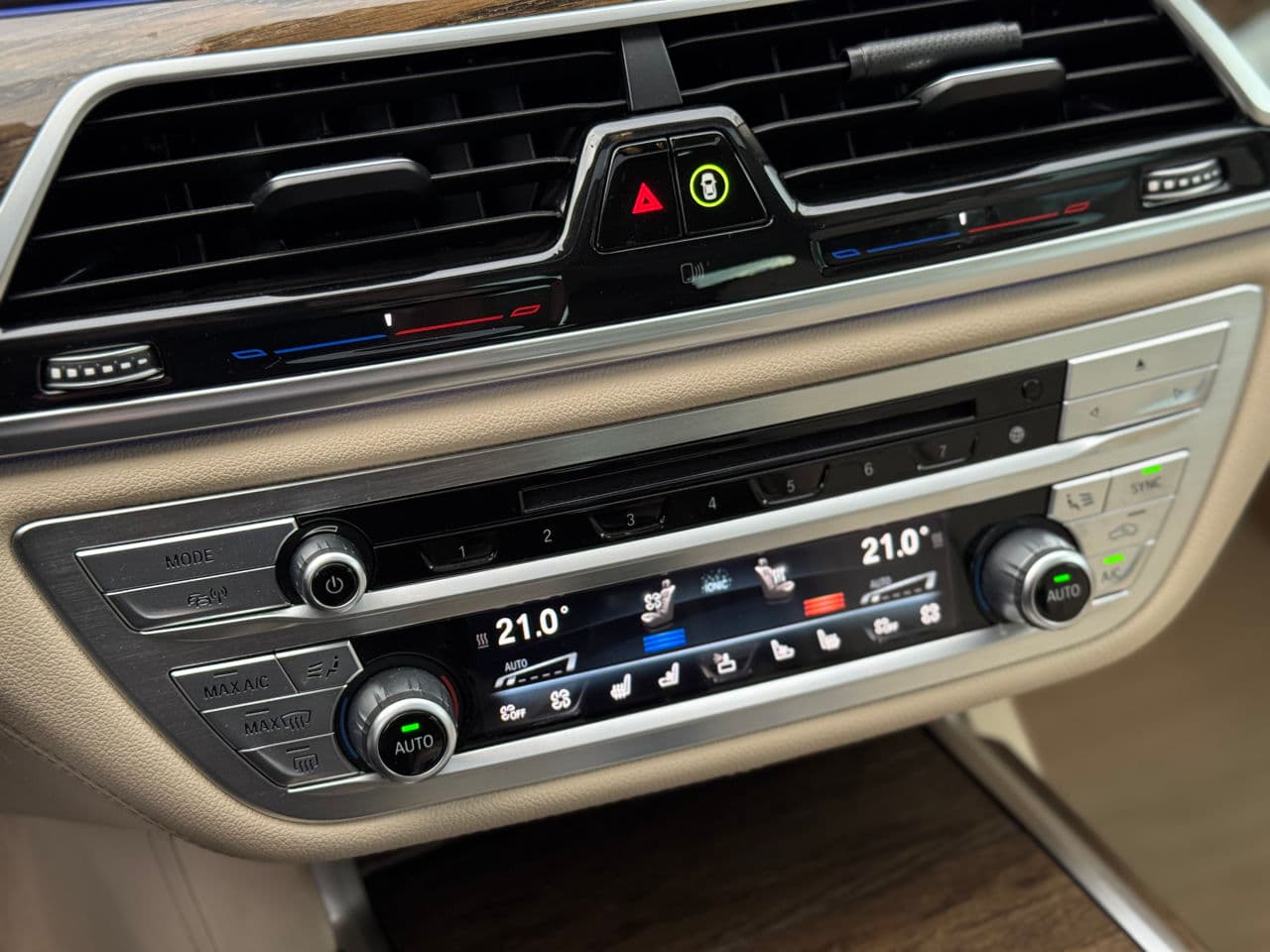 BMW 750 2016 — Миниатюра 16