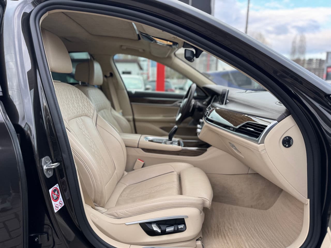 BMW 750 2016 — Миниатюра 18