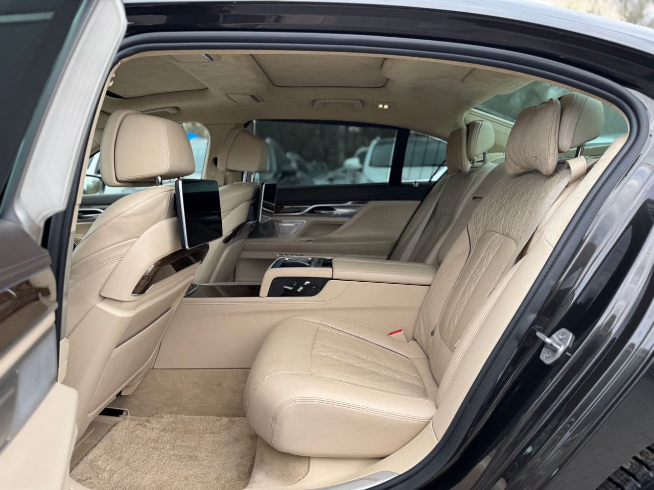 BMW 750 2016 — Миниатюра 24