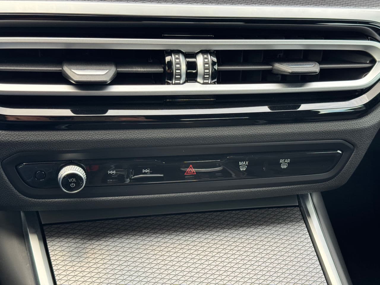 BMW 320E 2023 — Миниатюра 11