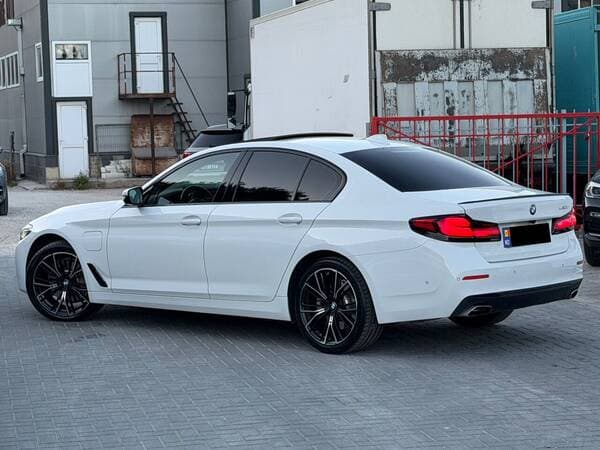 2021 BMW 530e — Miniatură 4