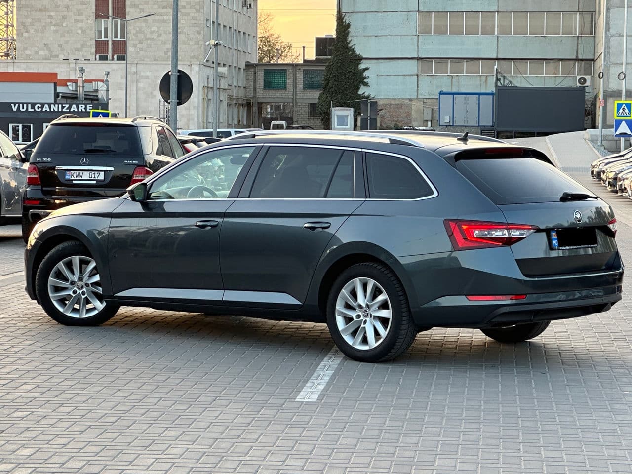 2017 Skoda Superb — Miniatură 4