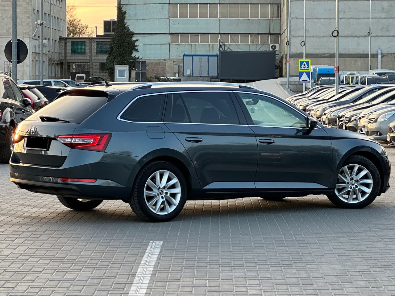 2017 Skoda Superb — Miniatură 3