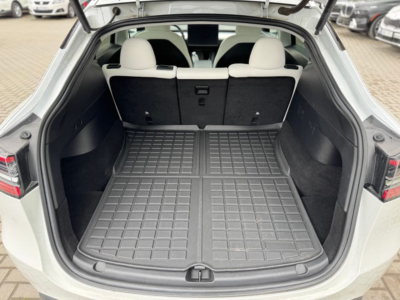 Tesla Model Y 2022 — Миниатюра 18