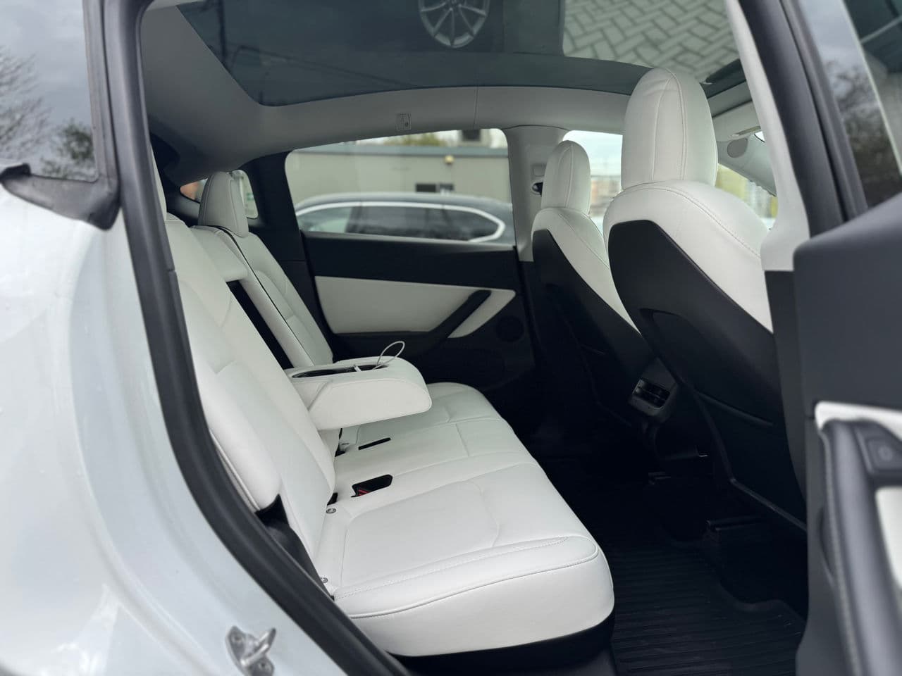 Tesla Model Y 2022 — Миниатюра 16