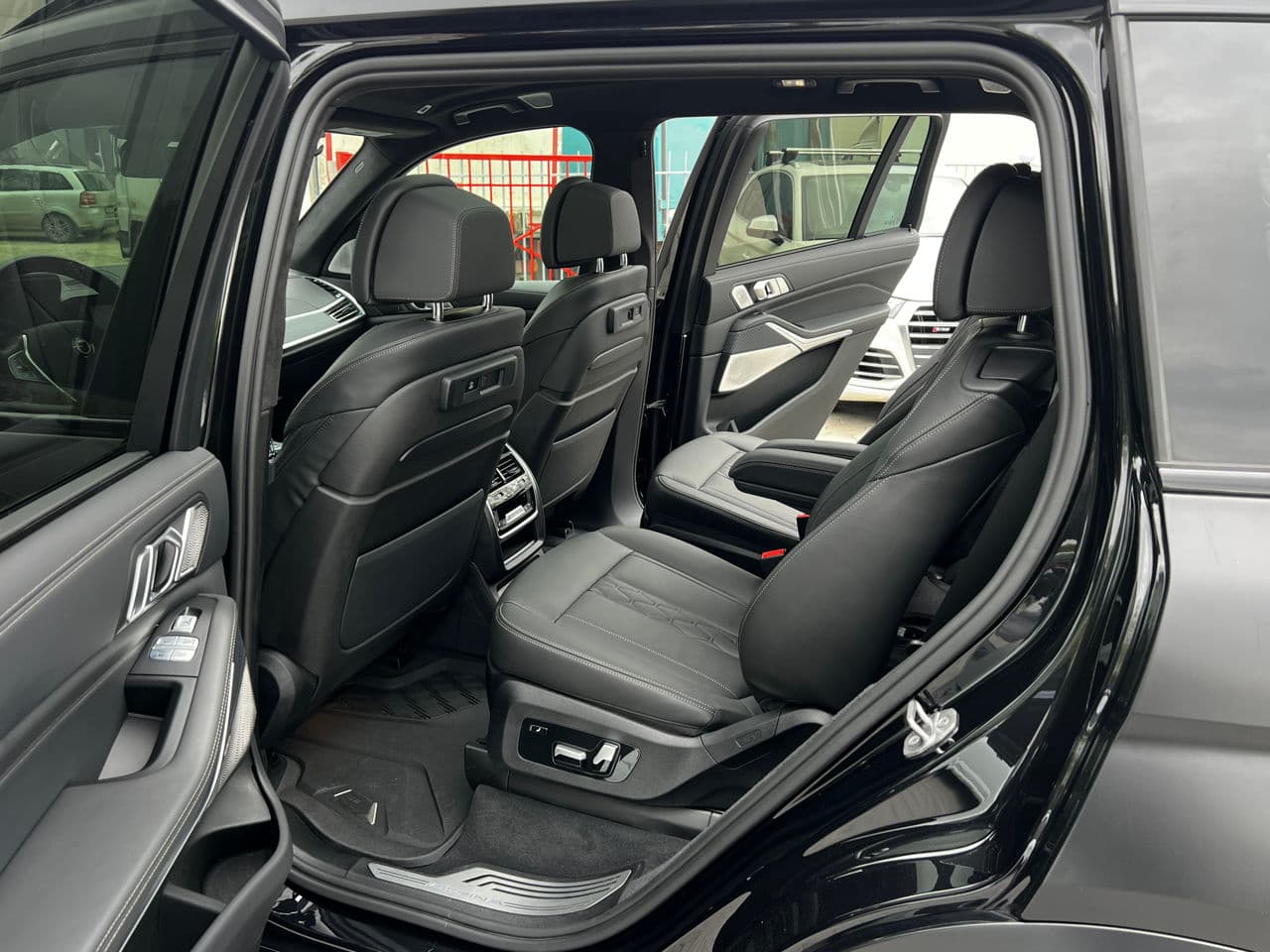 BMW X7 M6.0i 2022 — Миниатюра 6