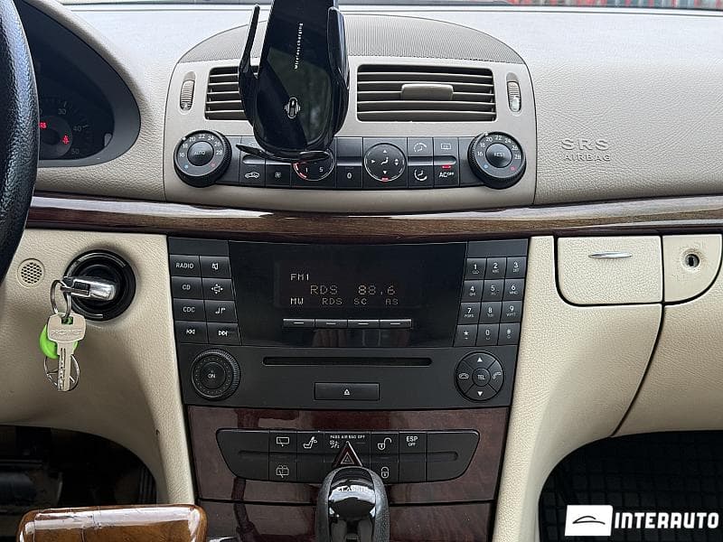 Mercedes E 220 2005 — Миниатюра 10