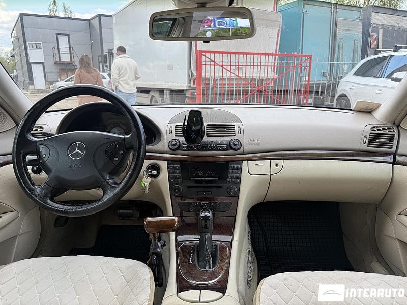 Mercedes E 220 2005 — Миниатюра 7