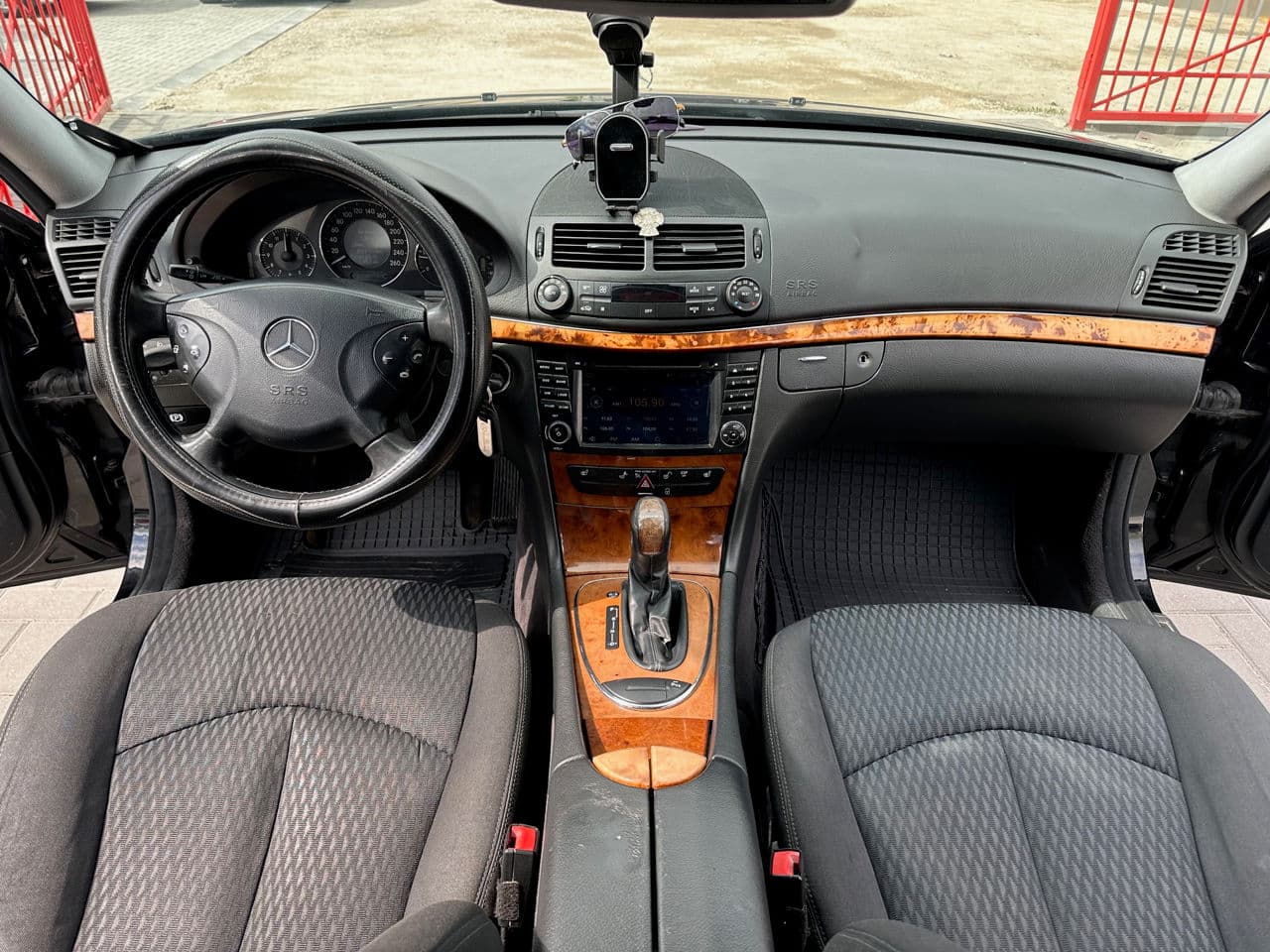Mercedes E 220 2005 — Миниатюра 8