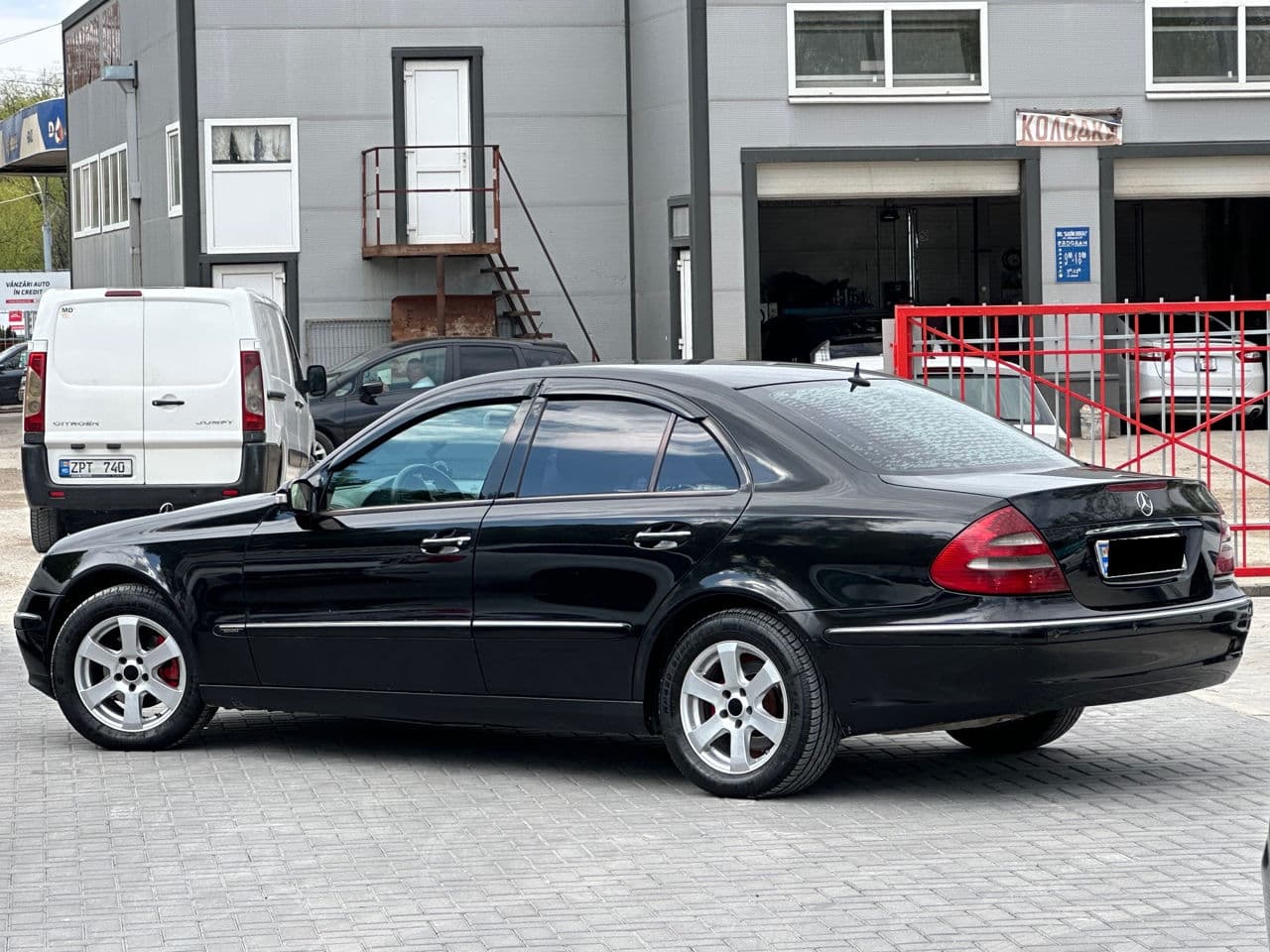 Mercedes E 220 2005 — Миниатюра 2