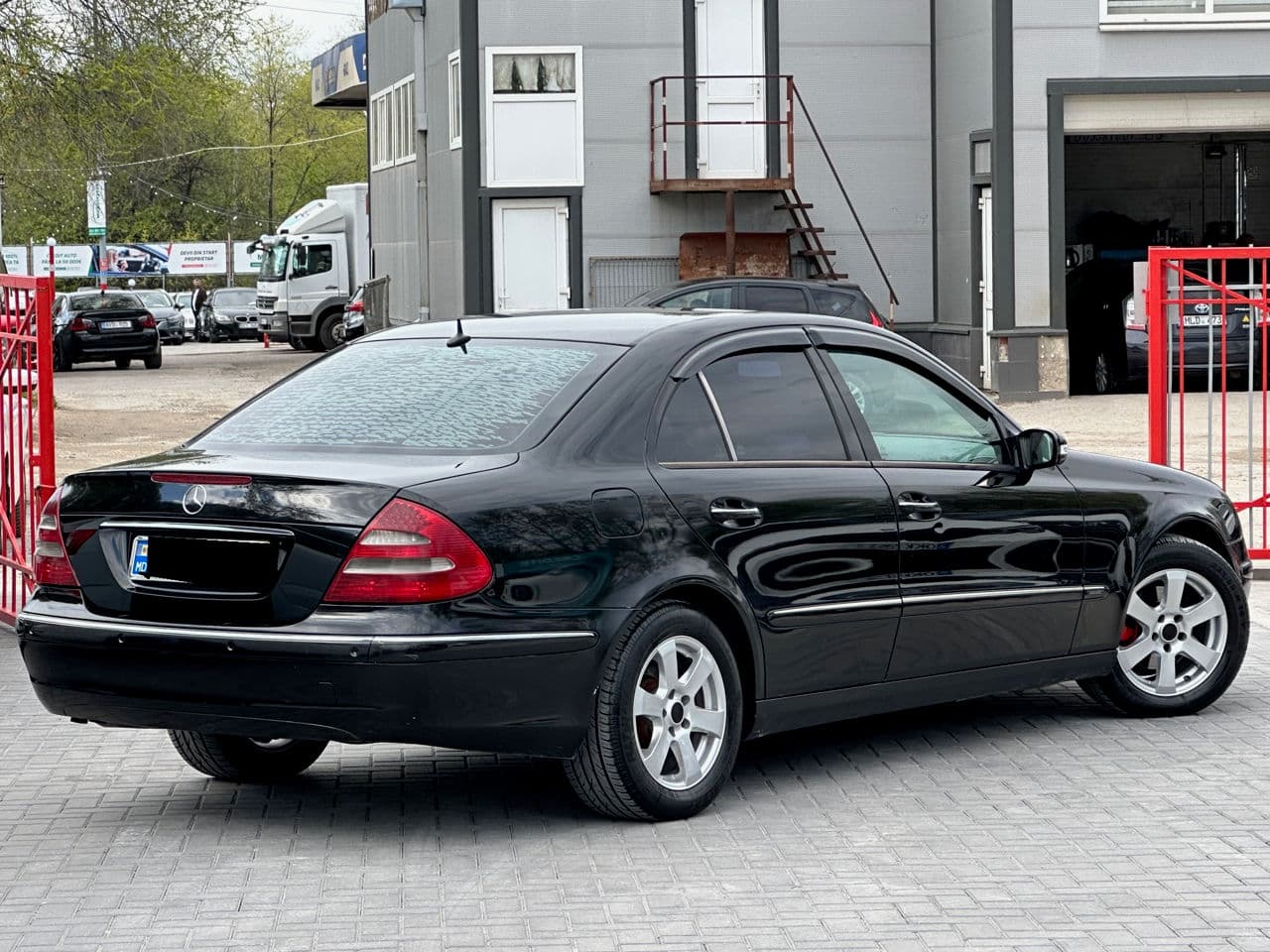 Mercedes E 220 2005 — Миниатюра 4