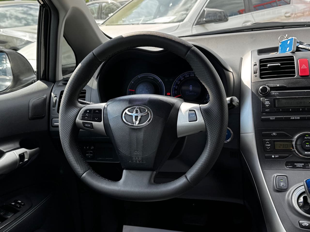 Toyota Auris 2011 — Миниатюра 8