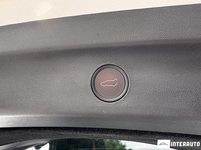 Tesla Model Y 2022 — Миниатюра 15