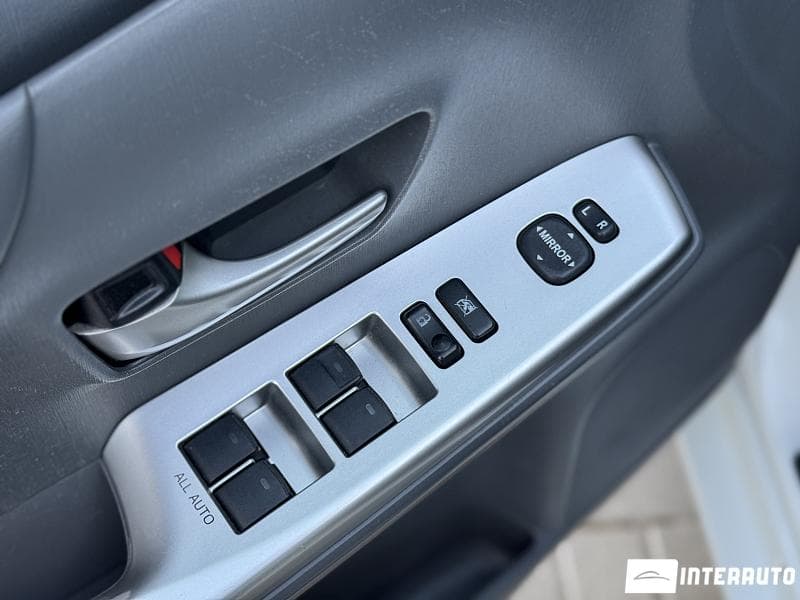 Toyota Prius Plus / V 2012 — Миниатюра 6