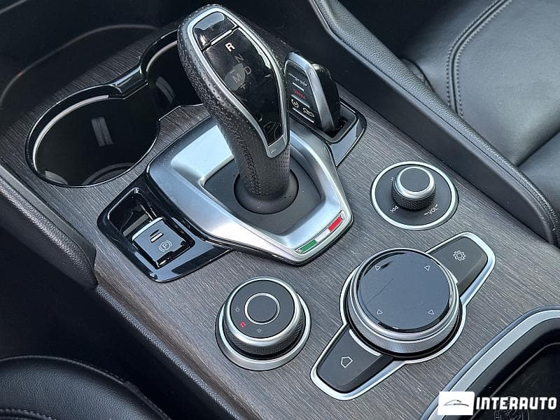 Alfa Romeo Giulia 2021 — Миниатюра 11