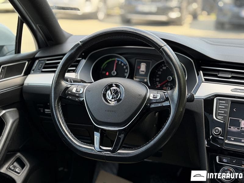 2015 Volkswagen Passat GTE — Miniatură 10