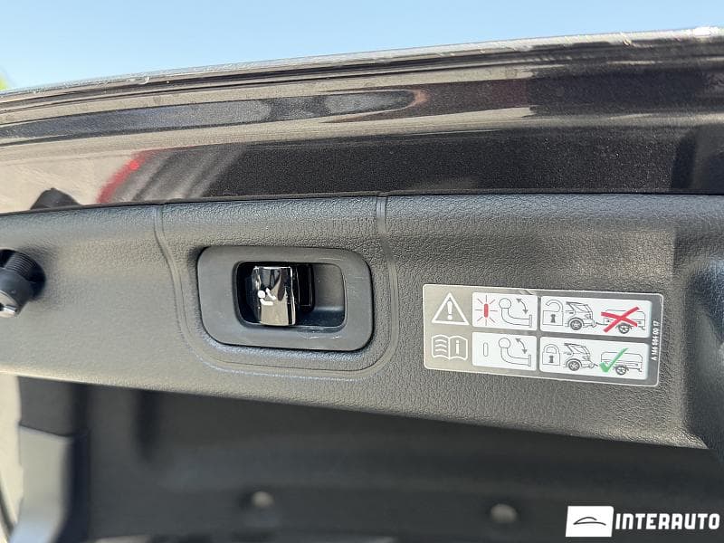 Mercedes C 220 2024 — Миниатюра 13