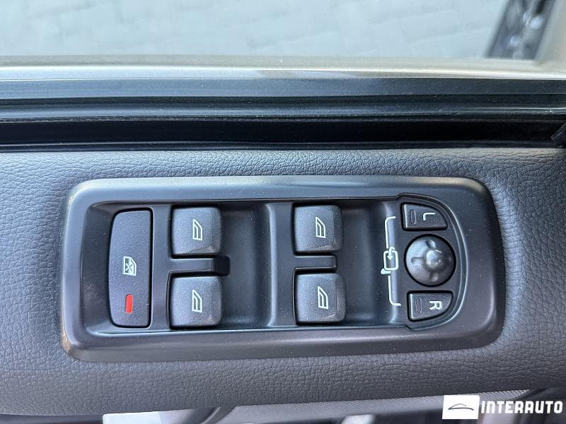 Land Rover Discovery 2011 — Миниатюра 18
