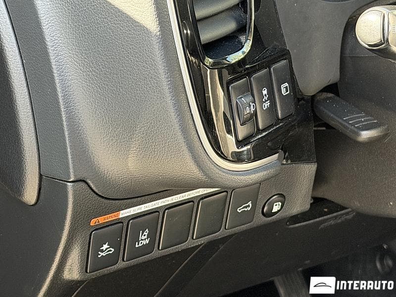 Mitsubishi Outlander 2018 — Миниатюра 11
