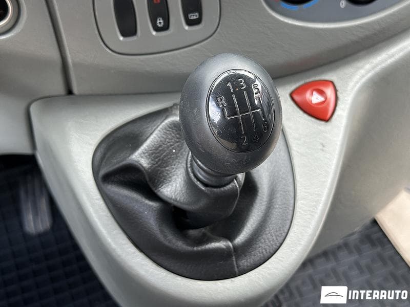 2013 Renault Trafic — Miniatură 10