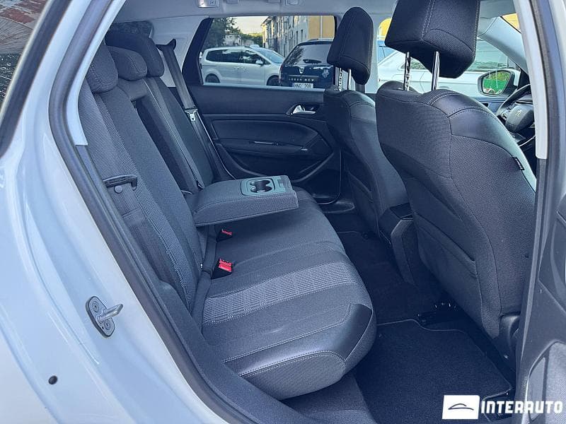 Peugeot 308 2018 — Миниатюра 16