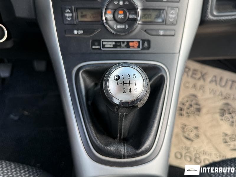 2010 Toyota Auris — Miniatură 10