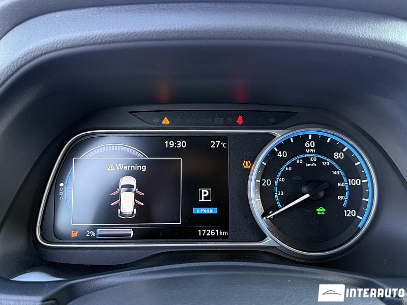 2025 Nissan Leaf — Miniatură 8