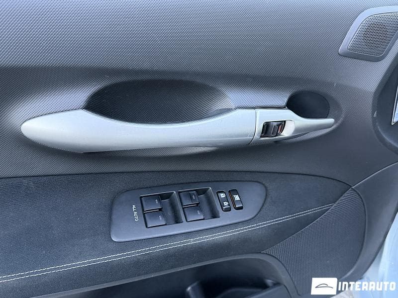 2011 Toyota Auris — Miniatură 14