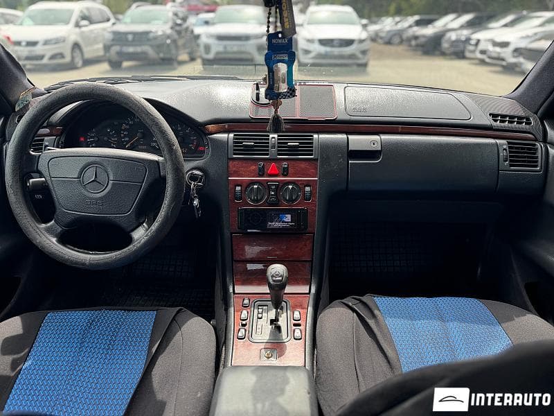 Mercedes E 220 1997 — Миниатюра 7
