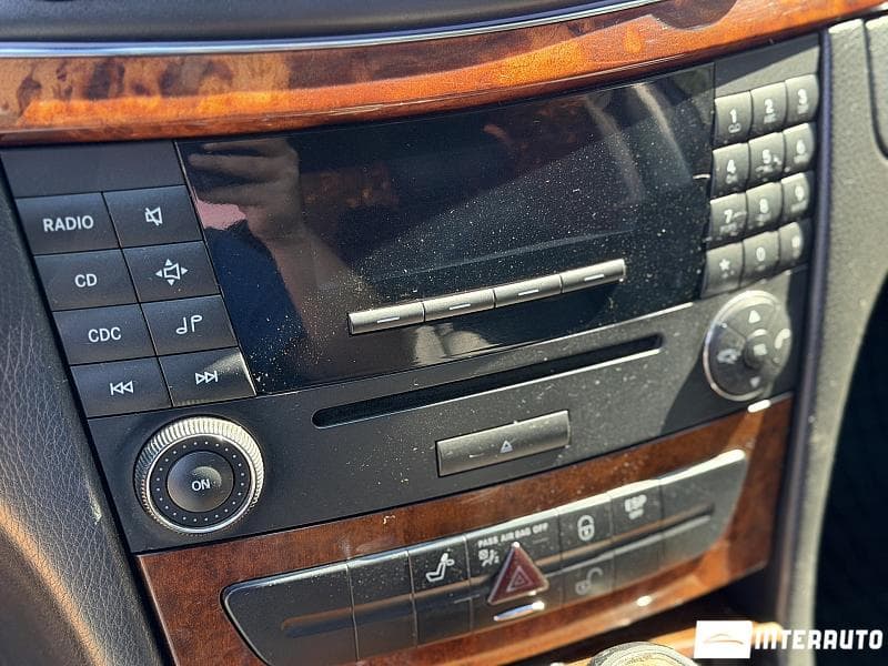 Mercedes E 220 2004 — Миниатюра 12