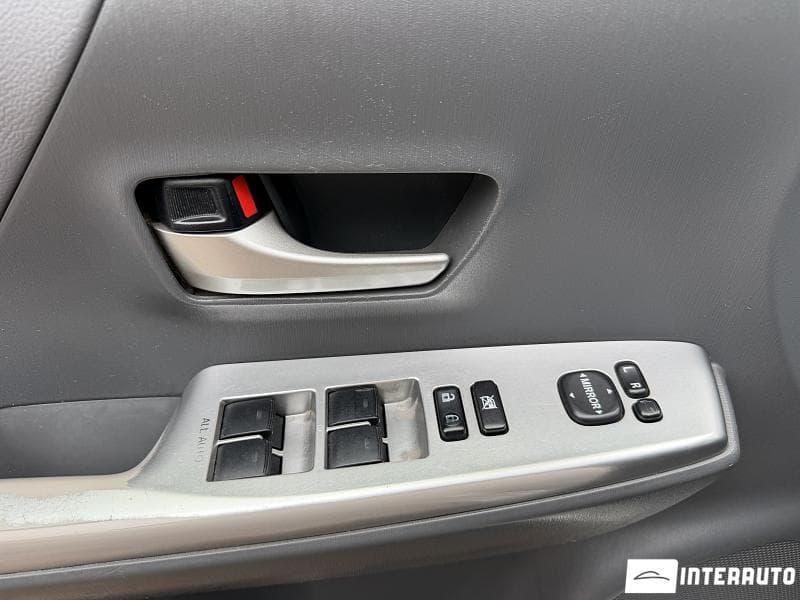 Toyota Prius Plus / V 2013 — Миниатюра 7