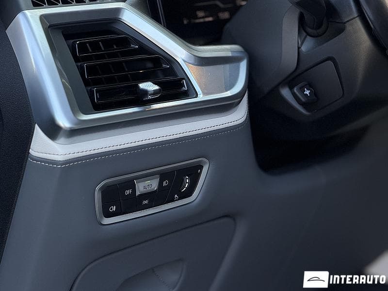 BMW X7 4.0i 2023 — Миниатюра 8