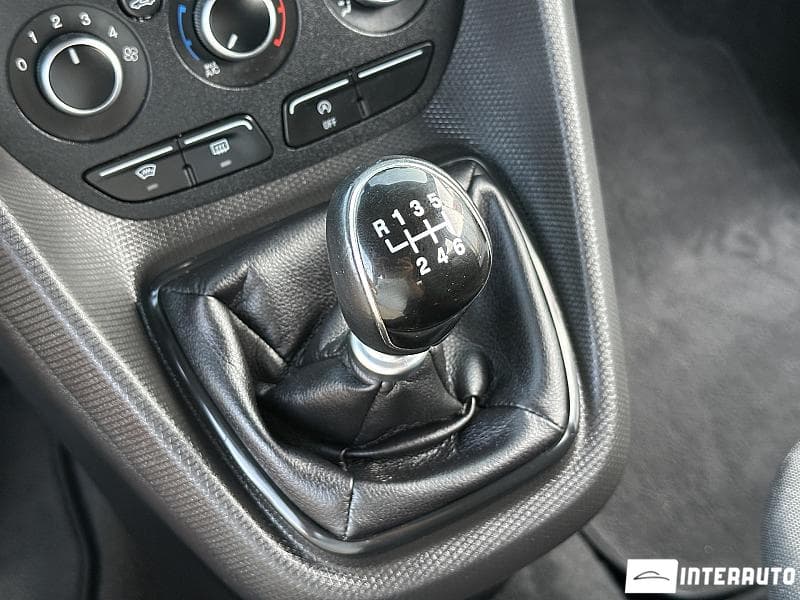 Ford Tourneo Connect 2018 — Миниатюра 14