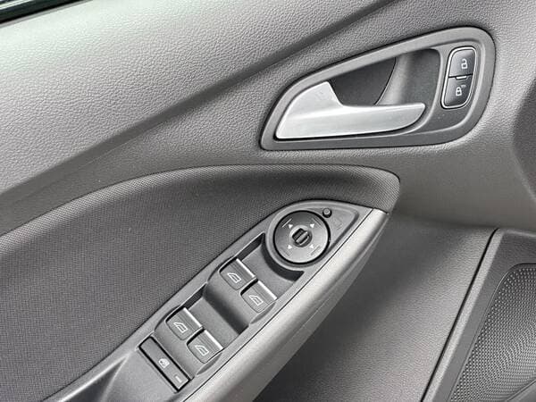 2017 Ford Focus — Miniatură 16