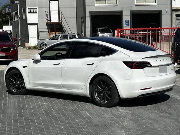 2019 Tesla Model 3 — Miniatură 4