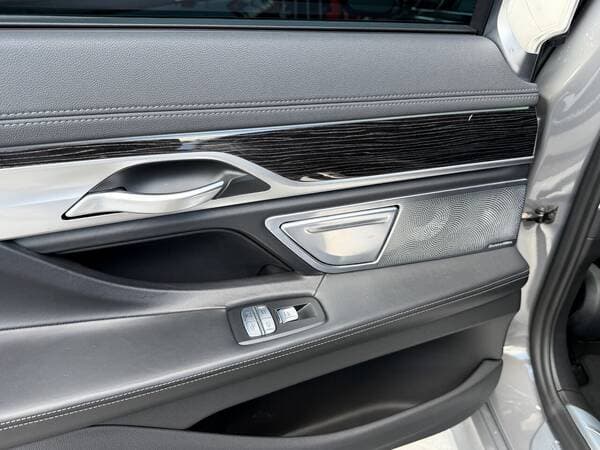 2019 BMW 745e — Miniatură 23