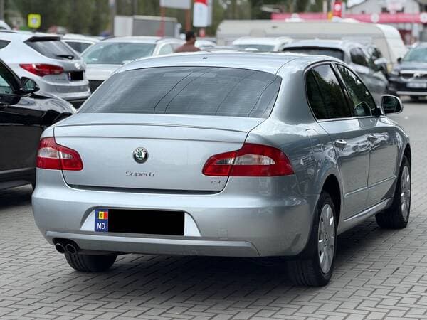 2011 Skoda Superb — Miniatură 3