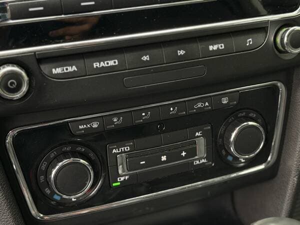2011 Skoda Superb — Miniatură 10