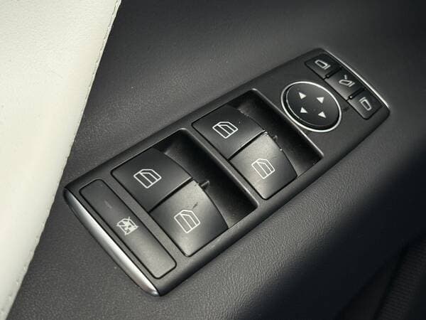 2016 Tesla Model X — Miniatură 15