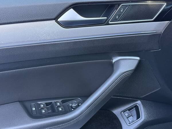 2016 Volkswagen Passat — Miniatură 16