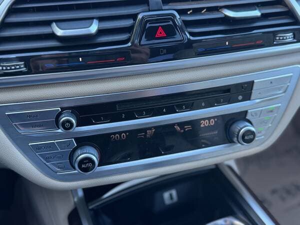 2016 BMW 740 — Miniatură 13