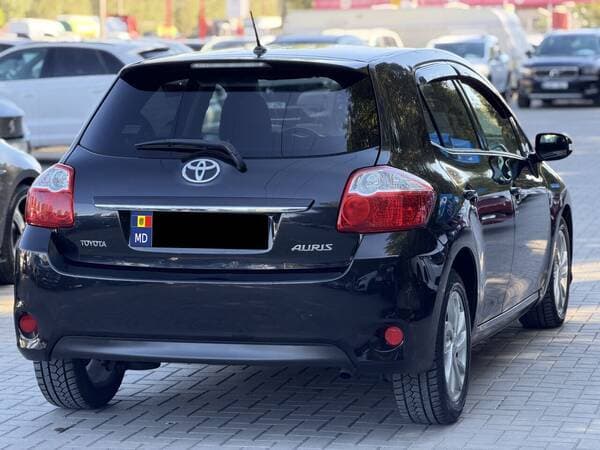 Toyota Auris 2011 — Миниатюра 3