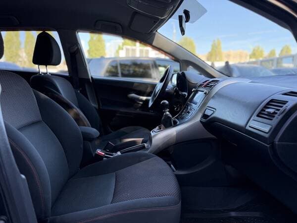Toyota Auris 2011 — Миниатюра 6