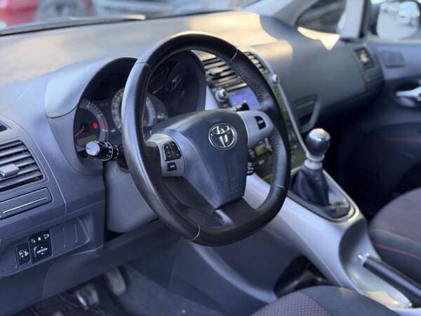 Toyota Auris 2011 — Миниатюра 8