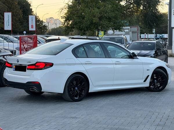 2022 BMW 530e — Miniatură 3
