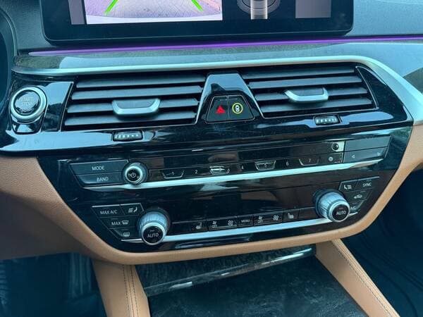 2022 BMW 530e — Miniatură 13