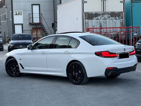 2022 BMW 530e — Miniatură 4
