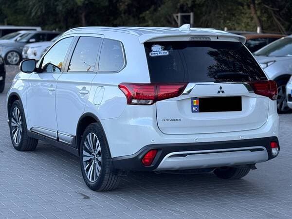 2020 Mitsubishi Outlander — Miniatură 4